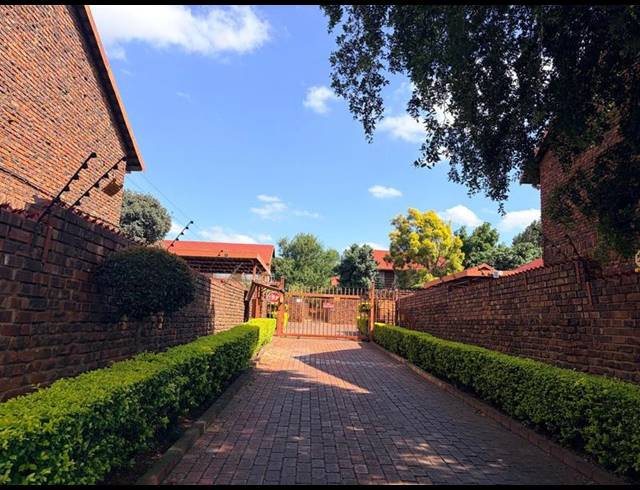 3 BEDROOM TOWNHOUSE FOR SALE IN SILVERTON